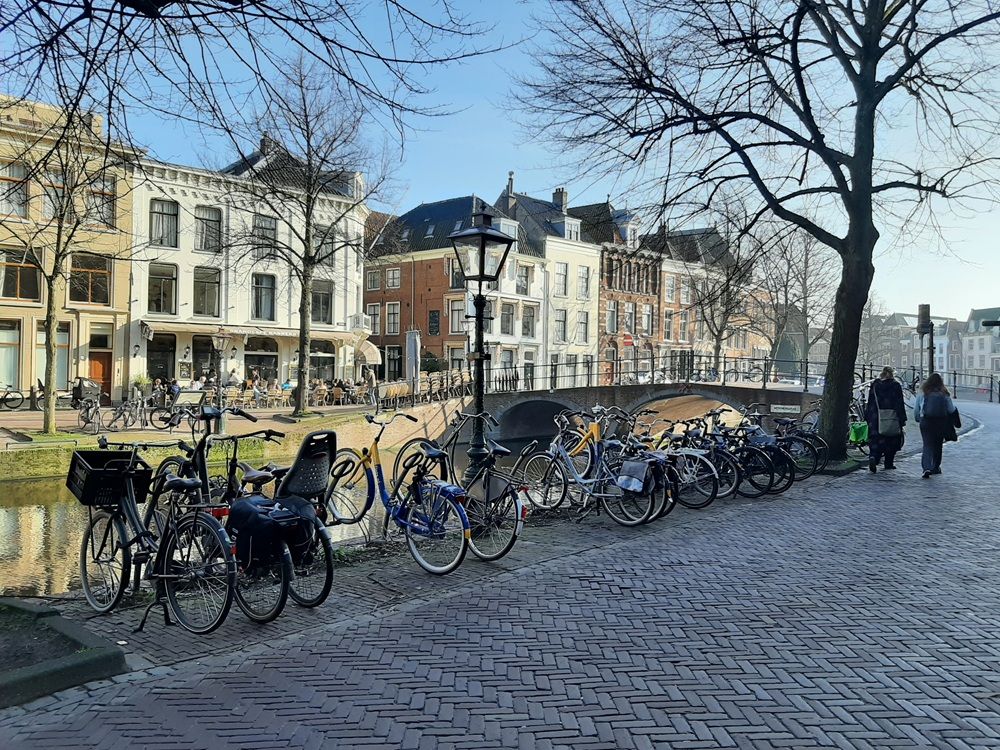 Geparkeerde fietsen aan de gracht
