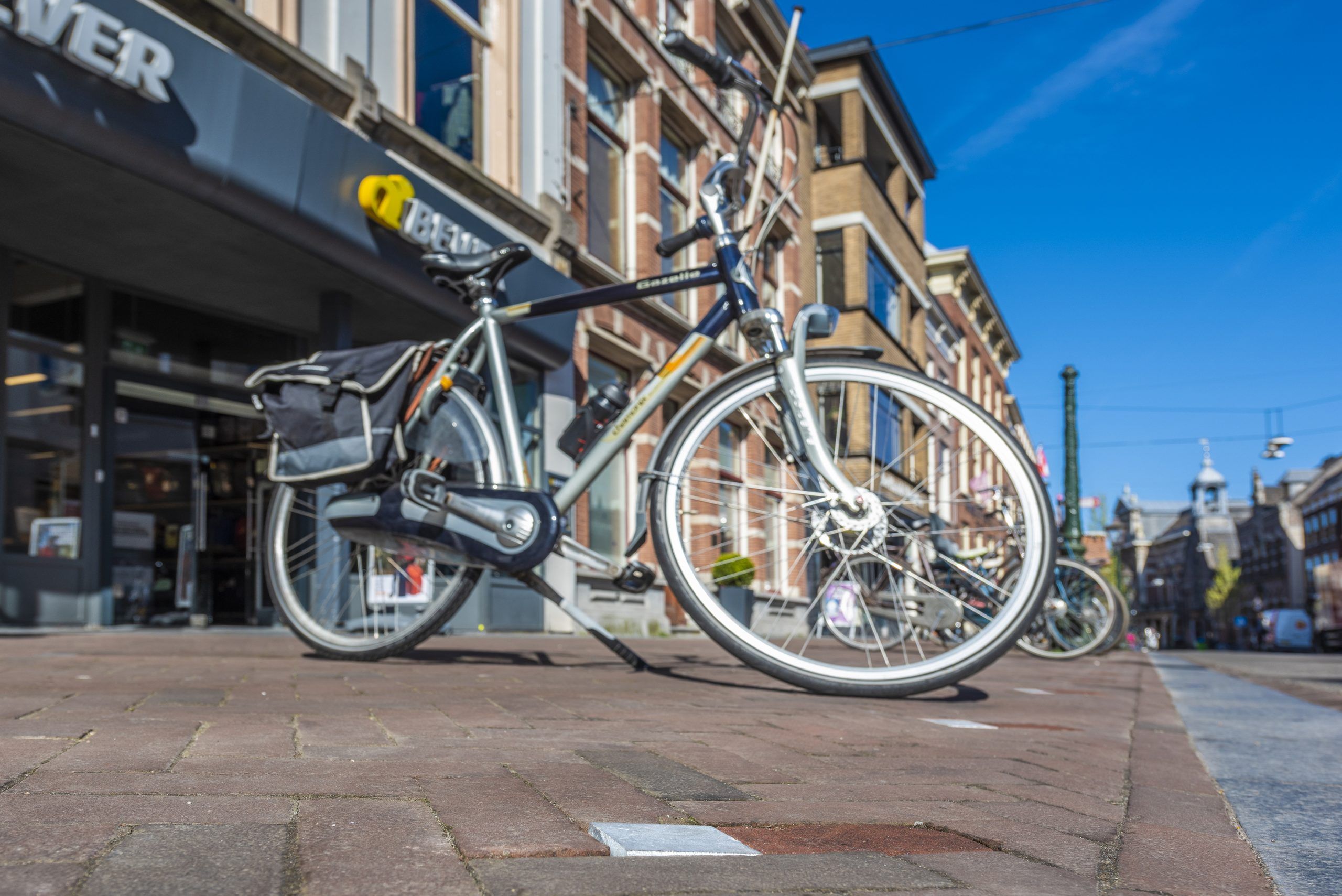 Foto van een fiets in een fietsparkeervlak op de Breestraat